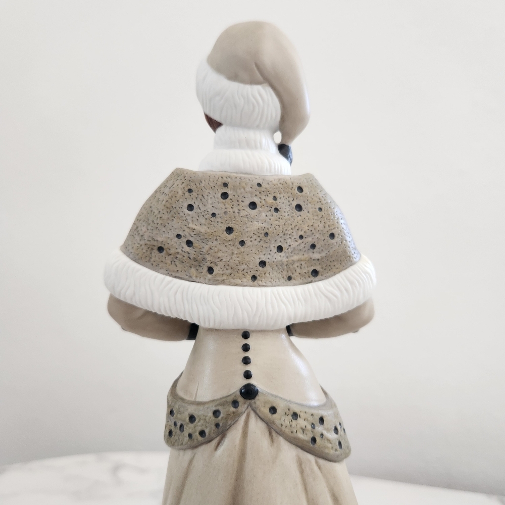 Avon Mrs. Albee 2014 Figurine  Collector’s Edition - Picture 4 of 16